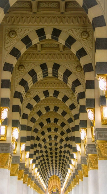 El interior de una mezquita con el techo de la mezquita.