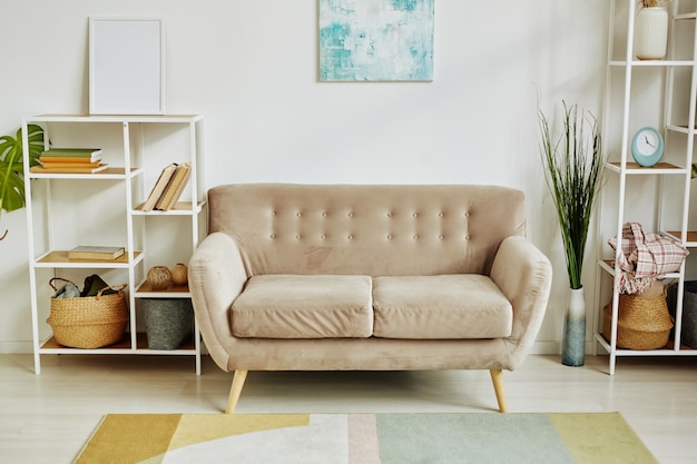 Interior minimalista de la casa con sofá