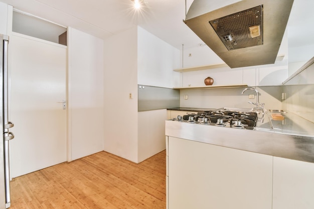 Interior minimalista da cozinha com decoração branca e aparelhos modernos em uma casa aconchegante