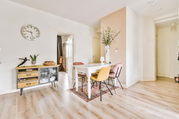 Interior minimalista da sala de estar com móveis de madeira