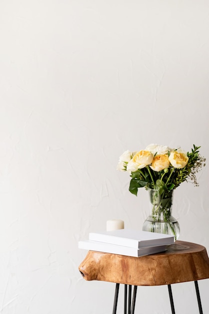 Interior minimalista con una elegante mesa baja de madera y un ramo de rosas frescas