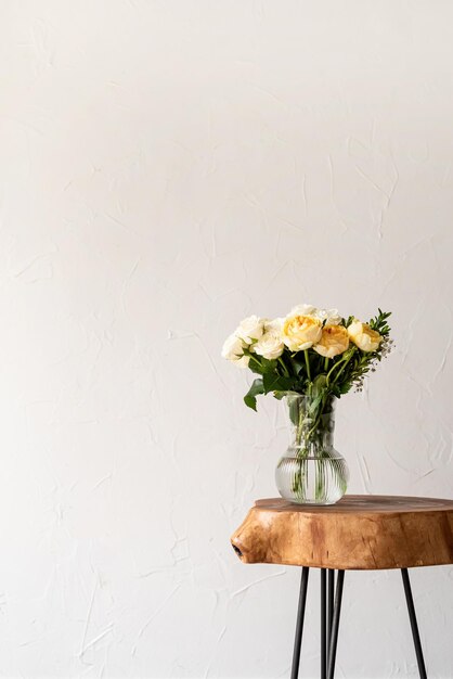 Interior minimalista con una elegante mesa baja de madera y un ramo de rosas frescas