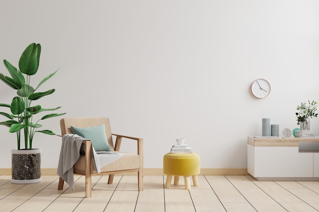Interior minimalista de sala de estar con sillón de diseño y mesa en pared blanca