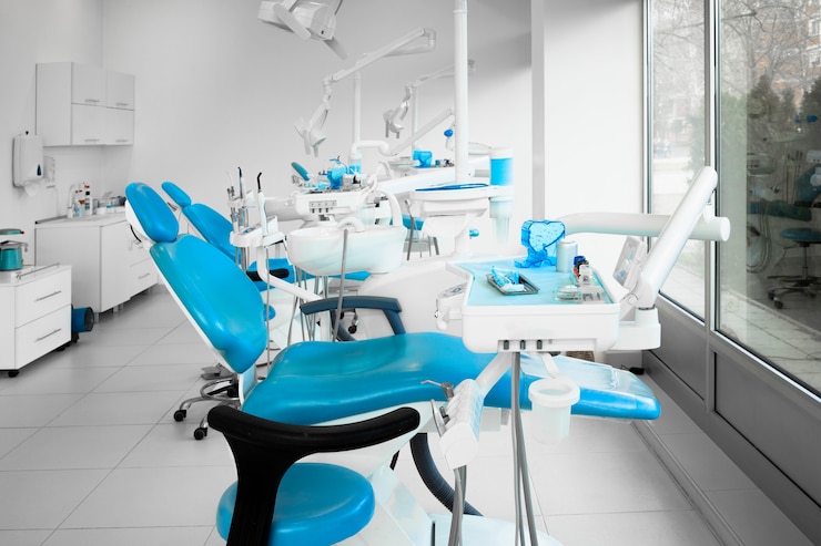 Foto interior de una moderna oficina de dentista con sillones de dentista nuevos