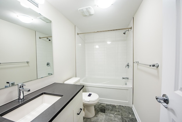 Interior moderno del baño con vanidad blanca cubierta con encimera gris