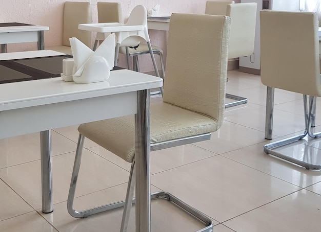 Interior moderno bege elegante da sala de jantar com mesas e cadeiras de designer