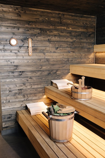 Interior moderno de cabina de spa de madera vista de sala de sauna finlandesa vacía con vapor seco nuevo y fresco