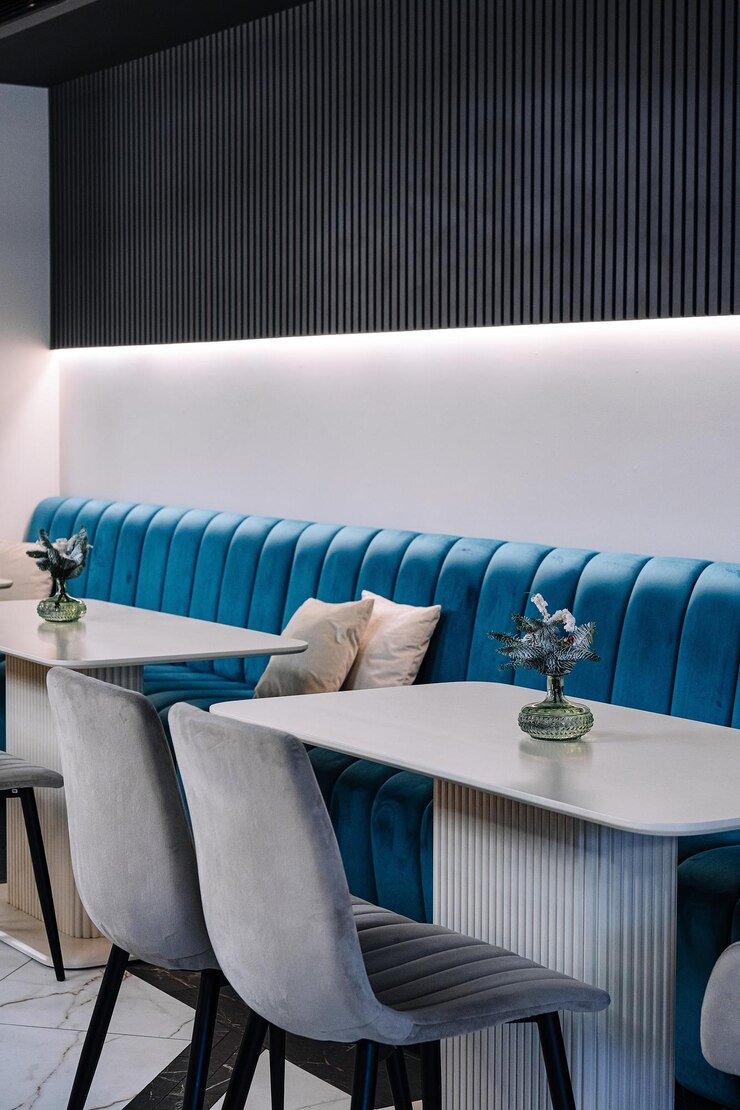 Interior moderno de la cafetería con asientos de terciopelo azul