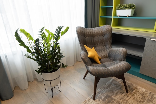 Interior moderno en colores neutros sillón geométrico área de trabajo planta en olla habitación infantil