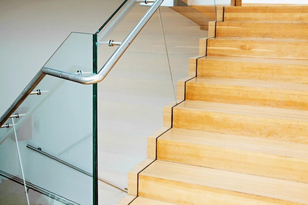 Interior moderno com escadas de madeira