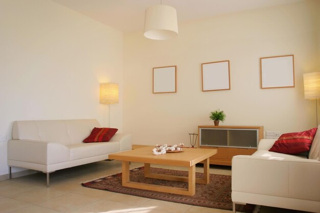 Foto interior moderno da sala de estar com poltronas confortáveis perto da parede branca