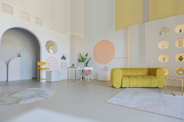 Interior moderno da sala de plano aberto em estilo futurista em cores pastel com decoração de parede gráfica. tectos muito altos e uma janela enorme. móveis macios e elegantes com elementos metálicos dourados