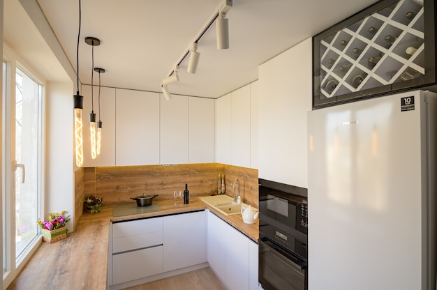 Interior moderno de cozinha de madeira branca e bege