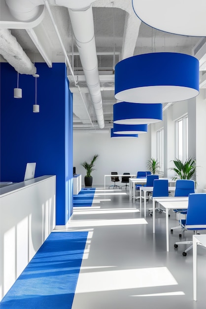 Interior moderno de escritório de espaço aberto branco e azul