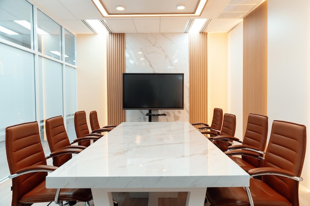 Interior moderno de sala de reuniões com televisão para trabalho remoto ornamentado
