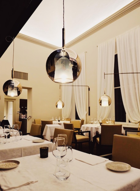 Interior moderno de um restaurante de luxo na região da Lombardia de Milão, no norte da Itália