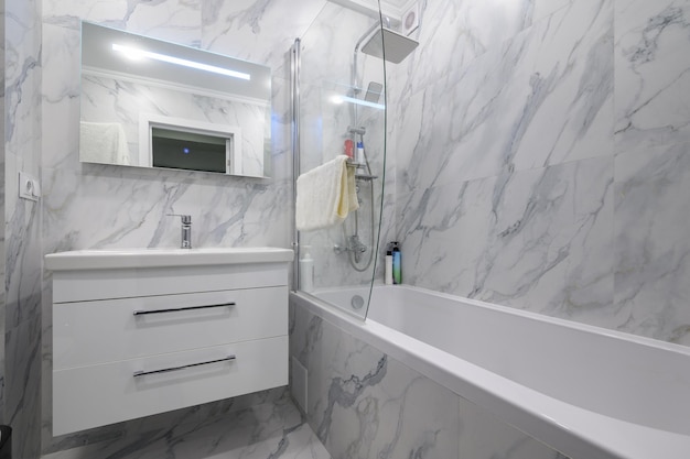 Interior moderno do banheiro em mármore branco