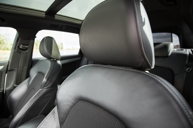 Interior moderno do carro com bancos de couro preto