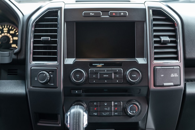 Interior moderno do carro com display multimídia e painel. Vista de dentro de um carro.