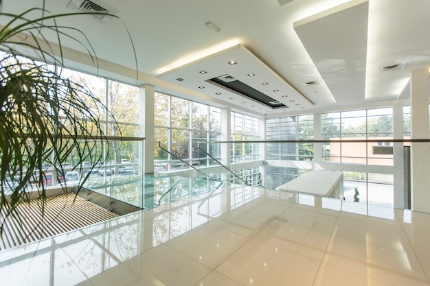 Interior del moderno edificio de oficinas en la luz del sol