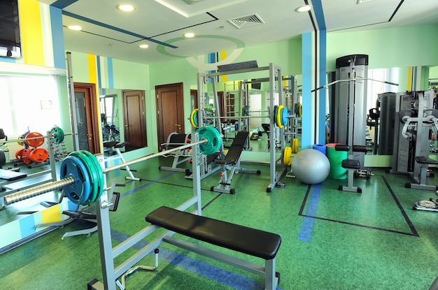 Foto interior moderno gimnasio con equipamiento