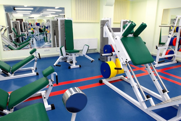 Interior moderno gimnasio con equipamiento