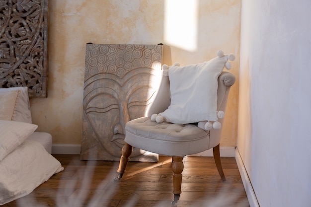 Interior moderno de una habitación luminosa en un apartamento de dos pisos con elementos decorativos en estilo bali con balcón. paredes blancas, pisos de madera y muebles vintage