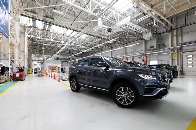 Interior moderno de la industria automotriz de la planta de ensamblaje de automóviles de una producción moderna de fábrica de alta tecnología de