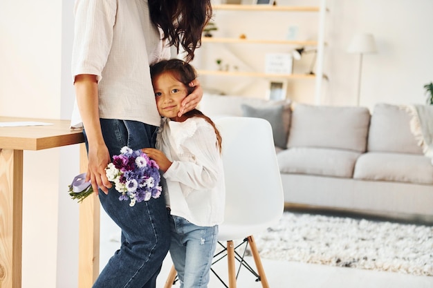 Interior moderno Madre y su hija pasan tiempo juntas en casa