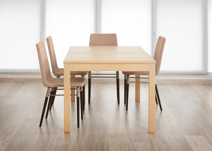 Foto interior moderno con mesa y sillas.