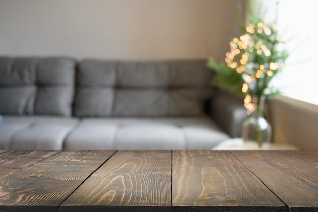 Interior moderno de Navidad con sofá y mesa de madera para exhibir sus artículos para el hogar.