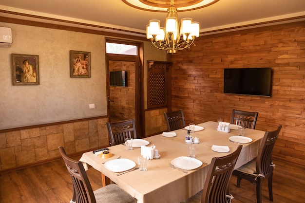 Interior moderno de la sala de eventos del banquete del restaurante