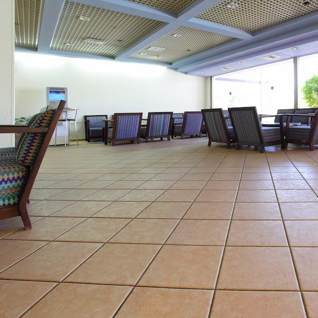 El interior moderno de la sala del hotel