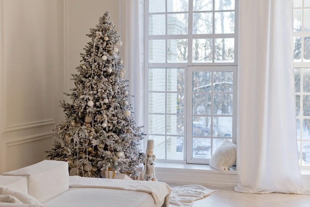 Interior moderno con sofá árbol de Navidad