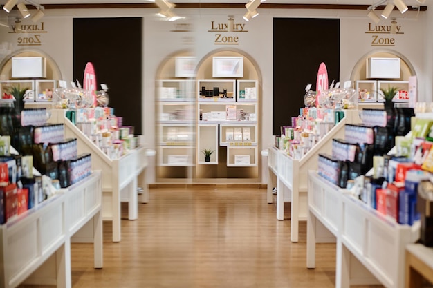 Interior moderno de tienda de cosméticos con productos en los estantes del centro comercial