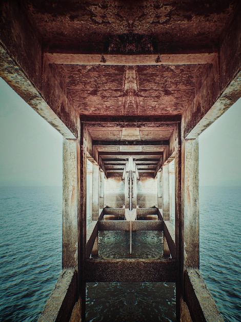 Foto interior del muelle sobre el mar contra el cielo