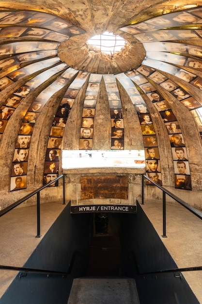 Interior del museo del búnker de guerra cerca de la plaza Skanderbeg en Tirana Albania