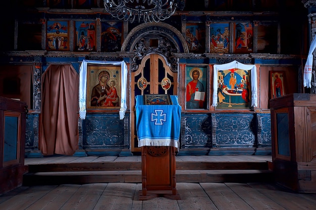 interior na igreja de madeira russa/arquitetura de madeira ortodoxa, ortodoxia interior
