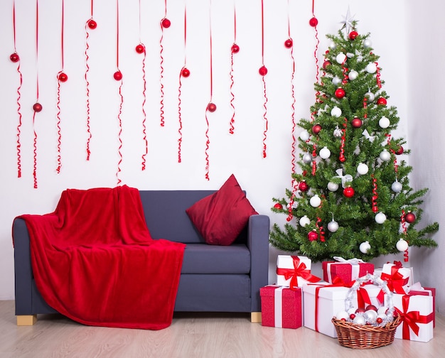 Interior de Navidad con árbol de Navidad y regalos en la sala de estar