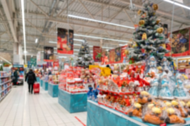 Interior de Navidad borrosa de un supermercado moderno