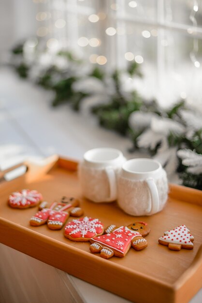 Interior de Navidad con cajas de regalo y fuegos de Navidad.