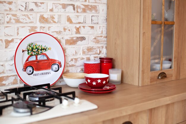 exageración Clasificar ángulo Interior de navidad de cocina con decoración y adornos rojos. vajilla de  navidad. utensilios de cocina navideños | Foto Premium