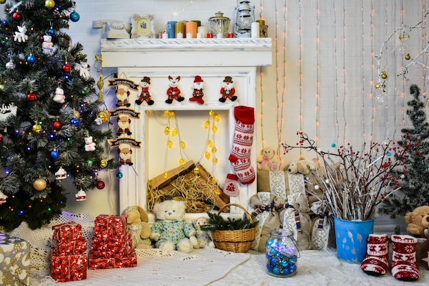 Interior de Navidad en colores rojo y blanco con árbol de Navidad y chimenea