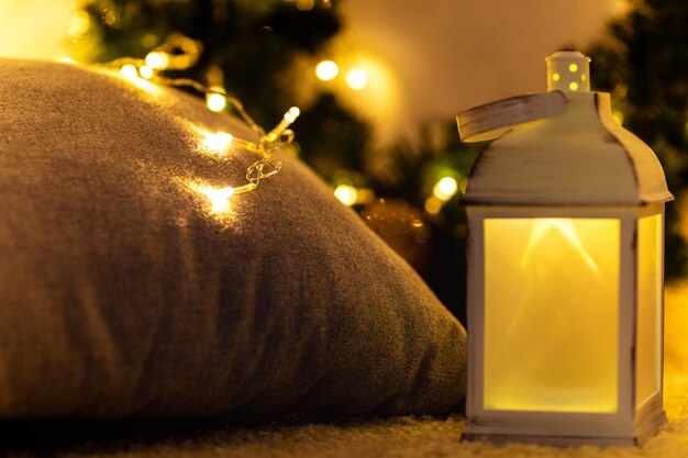 Interior de Navidad decorado con luces guirnalda.