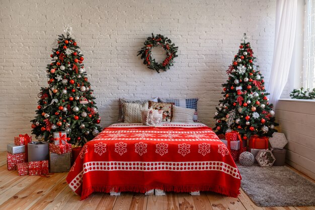 Interior navideño con cajas de regalo y decoración navideña