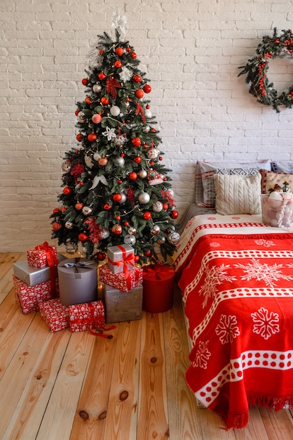 Interior navideño con cajas de regalo y decoración navideña