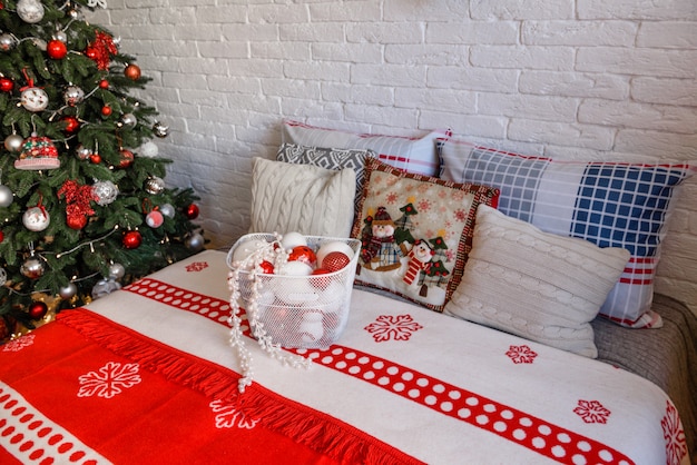 Interior navideño con cajas de regalo y decoración navideña