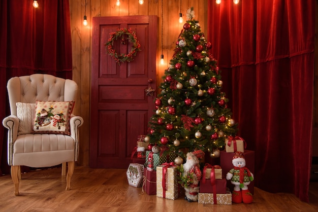 Interior navideño con cajas de regalo y fuegos navideños