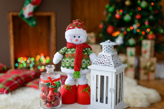 Interior navideño con cajas de regalo y fuegos navideños