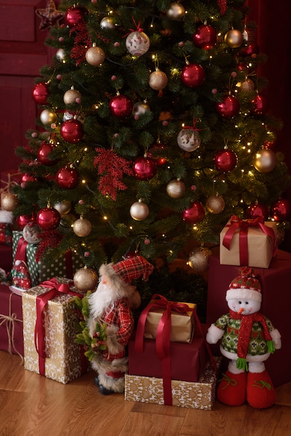 Interior navideño con cajas de regalo